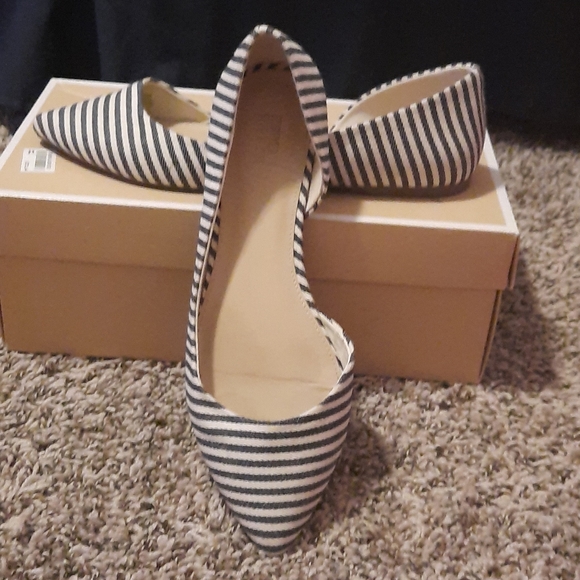Forever 21 striped flates - Picture 3 of 3